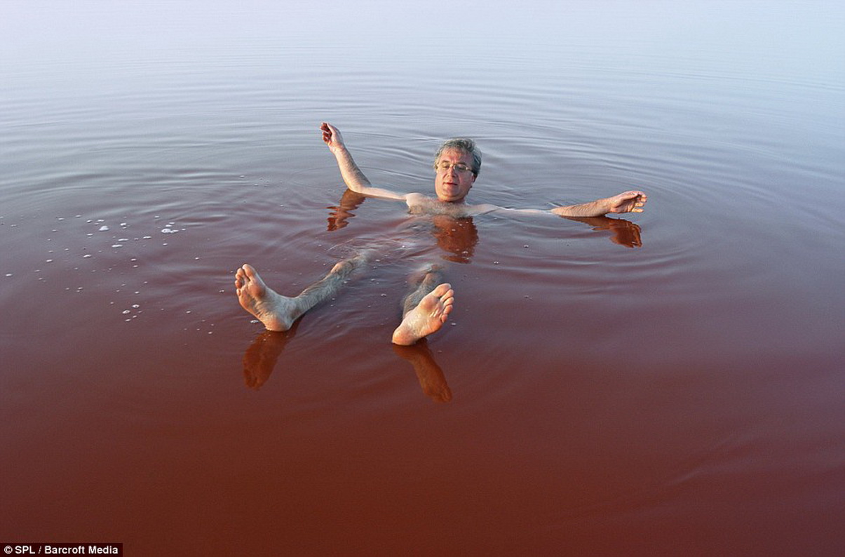 Она плавала в озере. Озеро Хиллер купание. Фотосессия на Соленом озере. Купаться в озере. Розовое озеро люди купаются.